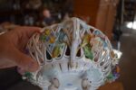 Starožitný porcelánový nástolec ve tvaru proutěného košíčku s ručně modelovanými kvítky, Wien.
