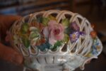 Starožitný porcelánový nástolec ve tvaru proutěného košíčku s ručně modelovanými kvítky, Wien.
