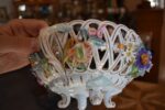 Starožitný porcelánový nástolec ve tvaru proutěného košíčku s ručně modelovanými kvítky, Wien.
