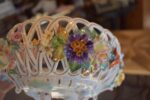 Starožitný porcelánový nástolec ve tvaru proutěného košíčku s ručně modelovanými kvítky, Wien.
