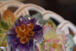 Starožitný porcelánový nástolec ve tvaru proutěného košíčku s ručně modelovanými kvítky, Wien.