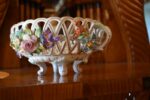 Starožitný porcelánový nástolec ve tvaru proutěného košíčku s ručně modelovanými kvítky, Wien.