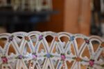 Starožitný porcelánový nástolec ve tvaru proutěného košíčku s ručně modelovanými kvítky, Wien.
