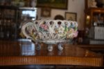 Starožitný porcelánový nástolec ve tvaru proutěného košíčku s ručně modelovanými kvítky, Wien.