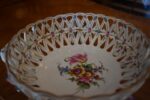 Starožitný porcelánový nástolec ve tvaru proutěného košíčku s ručně modelovanými kvítky, Wien.