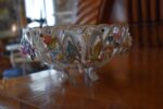 Starožitný porcelánový nástolec ve tvaru proutěného košíčku s ručně modelovanými kvítky, Wien.