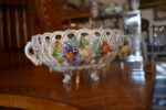 Starožitný porcelánový nástolec ve tvaru proutěného košíčku s ručně modelovanými kvítky, Wien.