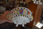 Starožitný porcelánový nástolec ve tvaru proutěného košíčku s ručně modelovanými kvítky, Wien.