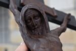 Starožitná dřevořezba Krista na kříži dle návrhu J. V. Myslbeka z období rané secese.