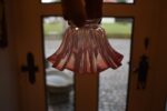 Starožitná secesní mosazná stolní lampička s opalizovaným skleněným stínidlem ve tvaru květu.