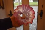 Starožitná secesní mosazná stolní lampička s opalizovaným skleněným stínidlem ve tvaru květu.