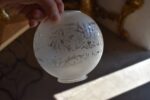Starožitné párové mosazné stolní lampy se skleněnými koulemi, elektrifikované, závěr 19. stol.
