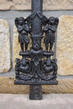 Starožitný litinový kříž s andílky v barokně historizujícím stylu z 3. čtvrtiny 19. století.