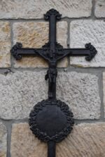 Starožitný litinový kříž s andílky v barokně historizujícím stylu z 3. čtvrtiny 19. století.