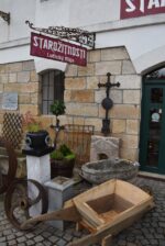 Starožitný litinový kříž s andílky v barokně historizujícím stylu z 3. čtvrtiny 19. století.