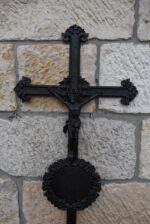Starožitný litinový kříž s andílky v barokně historizujícím stylu z 3. čtvrtiny 19. století.