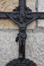 Starožitný litinový kříž s andílky v barokně historizujícím stylu z 3. čtvrtiny 19. století.