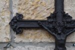 Starožitný litinový kříž s andílky v barokně historizujícím stylu z 3. čtvrtiny 19. století.