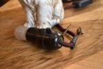 Retro porcelánová stolní lampička ve tvaru sedícího pejska jako noční světlo z 60.–70. let.