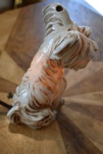 Retro porcelánová stolní lampička ve tvaru sedícího pejska jako noční světlo z 60.–70. let.