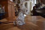 Retro porcelánová stolní lampička ve tvaru sedícího pejska jako noční světlo z 60.–70. let.