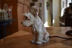 Retro porcelánová stolní lampička ve tvaru sedícího pejska jako noční světlo z 60.–70. let.