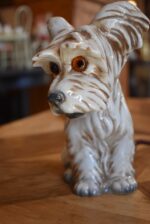 Retro porcelánová stolní lampička ve tvaru sedícího pejska jako noční světlo z 60.–70. let.