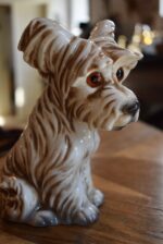Retro porcelánová stolní lampička ve tvaru sedícího pejska jako noční světlo z 60.–70. let.