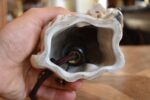 Retro porcelánová stolní lampička ve tvaru sedícího pejska jako noční světlo z 60.–70. let.