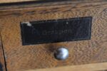 Starožitný model dětského kupeckého regálu z dubového dřeva z období po roce 1920.
