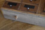 Starožitný model dětského kupeckého regálu z dubového dřeva z období po roce 1920.