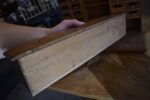 Starožitný model dětského kupeckého regálu z dubového dřeva z období po roce 1920.