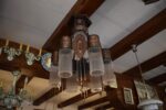 Velký starožitný secesní salonní lustr z tepané oceli s měděnou patinací a skleněnými ověsky.