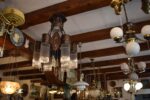 Velký starožitný secesní salonní lustr z tepané oceli s měděnou patinací a skleněnými ověsky.