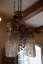 Starožitný secesní ověskový lustřík z tepané mosazi s korálkovými skleněnými ověsy.
