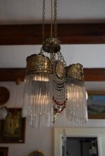 Starožitný secesní ověskový lustřík z tepané mosazi s korálkovými skleněnými ověsy.