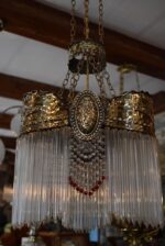 Starožitný secesní ověskový lustřík z tepané mosazi s korálkovými skleněnými ověsy.