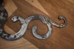 Starožitné barokní ručně kované a ryté cínované dveřní panty, pár ze závěru 17. nebo 1. pol. 18. stol.