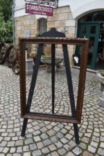 Větší starožitný klasicizující rám z lipového dřeva s měděnou patinací a antickým listovým motivem.
