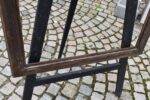 Větší starožitný klasicizující rám z lipového dřeva s měděnou patinací a antickým listovým motivem.