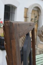 Větší starožitný klasicizující rám z lipového dřeva s měděnou patinací a antickým listovým motivem.