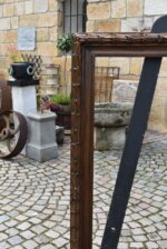 Větší starožitný klasicizující rám z lipového dřeva s měděnou patinací a antickým listovým motivem.