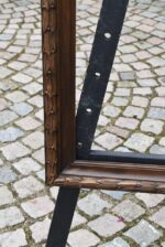 Větší starožitný klasicizující rám z lipového dřeva s měděnou patinací a antickým listovým motivem.