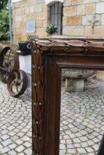 Větší starožitný klasicizující rám z lipového dřeva s měděnou patinací a antickým listovým motivem.