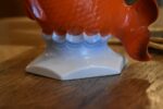 Retro porcelánová lampička červená rybka s andílkem jako noční světlo z 60.–70. let.