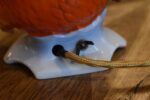 Retro porcelánová lampička červená rybka s andílkem jako noční světlo z 60.–70. let.