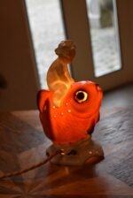 Retro porcelánová lampička červená rybka s andílkem jako noční světlo z 60.–70. let.