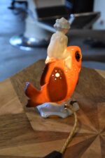 Retro porcelánová lampička červená rybka s andílkem jako noční světlo z 60.–70. let.