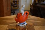 Retro porcelánová lampička červená rybka s andílkem jako noční světlo z 60.–70. let.