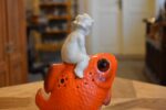 Retro porcelánová lampička červená rybka s andílkem jako noční světlo z 60.–70. let.